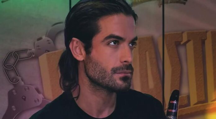 Ο Άρης Μουγκοπέτρος παίζει κλαρίνο και στέλνει μήνυμα: «Κάποιες επιστροφές γράφονται με δάκρυα»