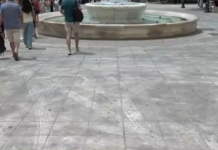Ρεπορτάζ για τα βρώμικα πεζοδρόμια κινητοποίησαν τον Δήμο Αθηναίων να τα καθαρίσει