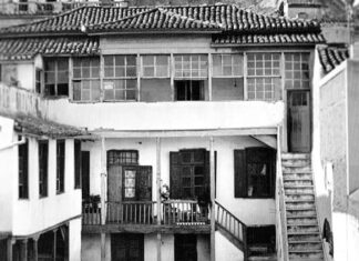 Στην οικεία Κοκοβίκου στην Πλάκα αποχαιρετούν την Ελενίτσα