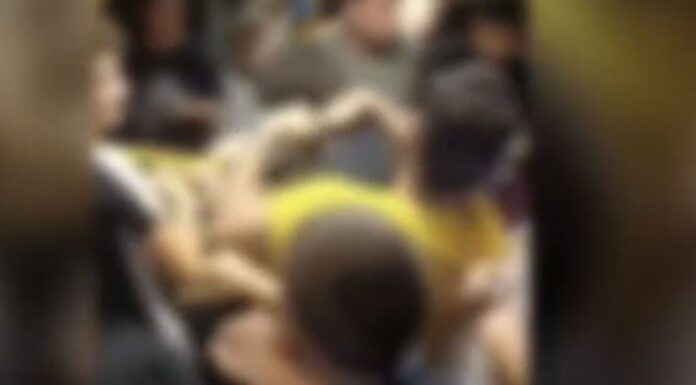 Παγκράτι: Άγριος καβγάς μέσα σε λεωφορείο της γραμμής 203 – Δύο νεαροί πιάστηκαν στα χέρια