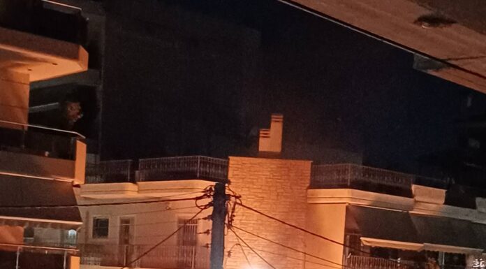 Στις φλόγες τυλίχθηκε αυτοκίνητο στο Περιστέρι, μαρτυρίες για εμπρηστική επίθεση
