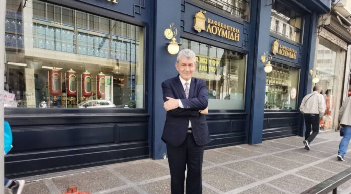 Ο μικροπωλητής της Ομόνοιας με το κουστούμι